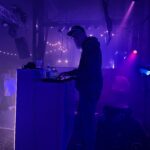 Zechenbeben 2025 - DJ in blau-lila Licht