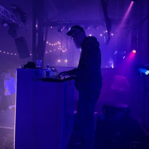Zechenbeben 2025 - DJ in blau-lila Licht