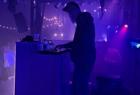 Zechenbeben 2025 - DJ in blau-lila Licht